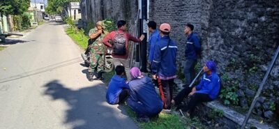 Babinsa Joyotakan Mendampingi dalam Pemasangan Jaringan WIFI di Wilayah Binaan