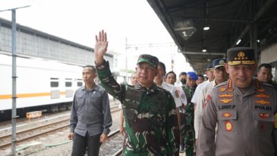 Panglima TNI Meninjau Puncak Arus Mudik di Stasiun Pasar Senen