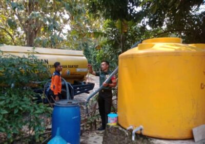 Babinsa Menyalurkan Air Bersih bagi Warga Terdampak Kekeringan