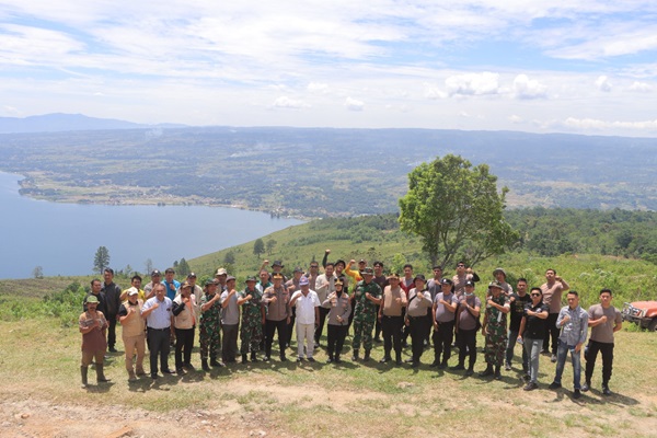 Kapolres Samosir Memimpin Patroli dalam Peninjauan Karhutla di Kawasan Perbukitan Huta Ginjang