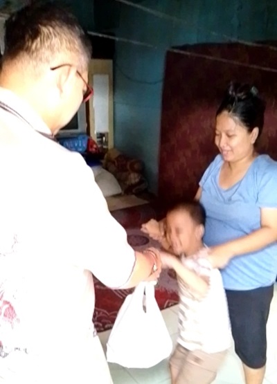Menjelang Perayaan Tahun Baru Imlek 2577, Wong Chun Sen Menyalurkan Bantuan bagi Sejumlah Balita yang Mengalami Stunting